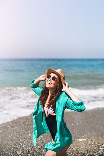 Ładna Pan Asian Travel Girl Relaksująca Się Na Plaży Nad Morzem W Zielonym Pareo Zdjęcia