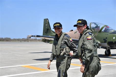 Fuerza Aérea Ecuatoriana Gradúa A Sus Dos Primeras Mujeres Pilotos De Combate El Diario Ecuador