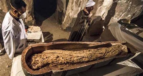archaeologists find egpytian mummies inside el assasif tomb