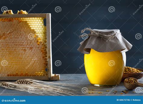 Honigglas Mit Bienenwaben Und Dem Blütenstaub Stockfoto Bild Von Weinlese Bestandteil 60672746