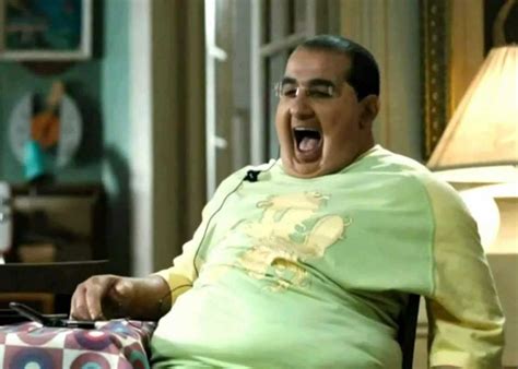 عسل أسود فيلم من إنتاج عام 2010 بطولة النجم الكوميدي أحمد حلمي ويشاركه في الفيلم كلا من إدوارد وأنعام سالوسة وإيمي سمير غانم. صور احمد حلمي امام ثانوية الفيصل بجدة التي درس بها | المرسال