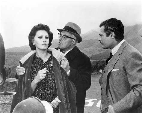 La sfida evidente e' trasformare questa loren, spettacolare. Matrimonio all' italiana 1964 - Sophia Loren - Vittorio De ...