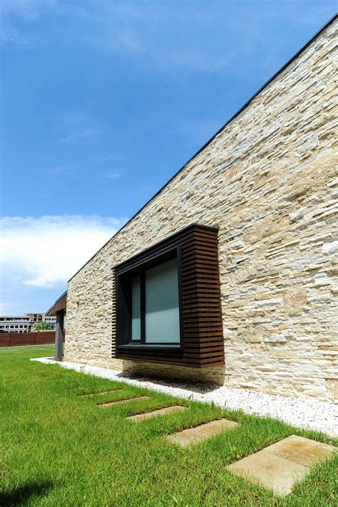 Fachadas de casas de piedra y pintura. Diseño de casa moderna de dos pisos, fachadas y planos