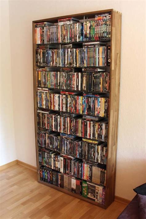 Ein schlichtes regal besteht für gewöhnlich aus zwei stützen und mehreren böden, auf denen gegenstände abgestellt werden können. DVD-Regal für über 500 DVDs. Es besteht aus einem ...