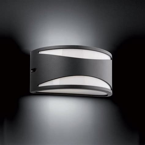 Ce luminaire extérieur s'installe facilement sur votre balcon. Applique Exterieur Bonn-2 70697 Faro