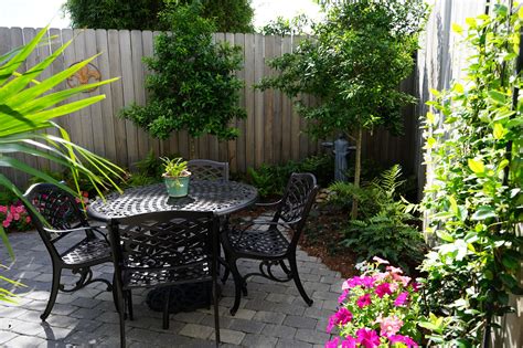 See more ideas about backyard landscaping, garden design, yard landscaping. Tiny Yards: 7 Ideas for Designing a Small Garden in New ...