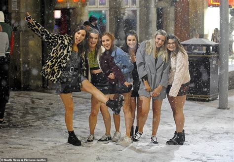 Uk Weather Hardy Revellers Brave Snow For Night Out In Newcastle Daily Mail Online
