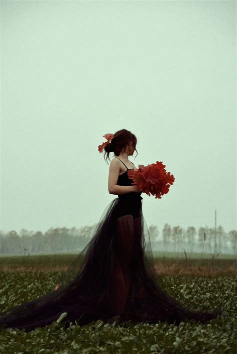 девушка в чёрном платье в туманном поле Painting Art