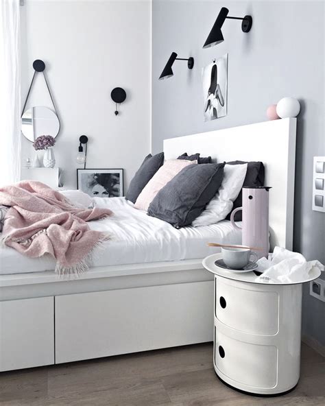 1x queen bed frame with raised headrest and slats 1x 2 column dresser with 6 drawers 2x side tables 2x table lamp with matching white shade. IKEA Malm bed. Het bed waar we voor sparen! | Slaapkamer ...