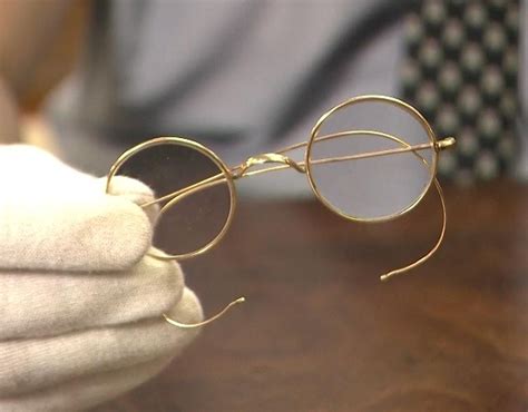 แว่นกลมกรอบสีทองของคานธี ถูกประมูลในราคา 260,000 ปอนด์ | THE MOMENTUM