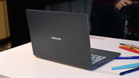 Samsungs Latest Laptops Want To Win You Over With Style Gizmodo