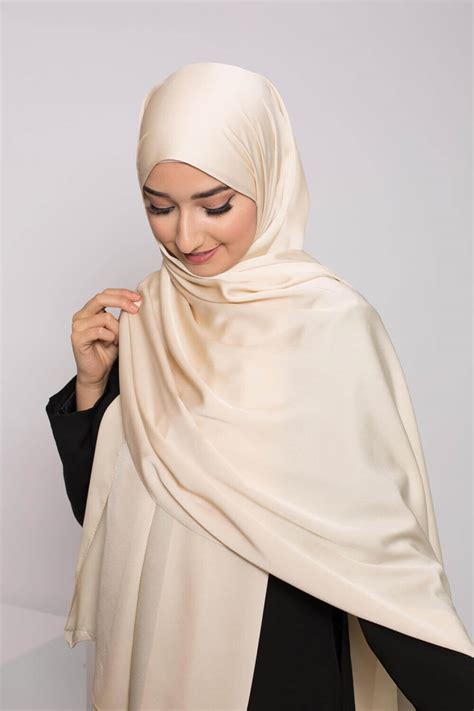 Examples of hijab in a sentence. hijab satiné beige