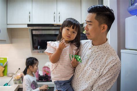 Padre Asiático Que Se Divierten Con Sus Hijos En Casa Comer Bocadillos