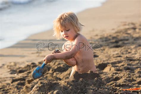 Nasser Sand Schmutzig Ernst Junge Kind Am Strandwarmes