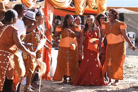 Like many other aspects of kenyan culture not to be left behind, the modern kenyan tries to incorporate tradition in dressing as much as possible in a new trend of dressing. Kikuyu Traditional Wedding | Grace & Moses Ngurario