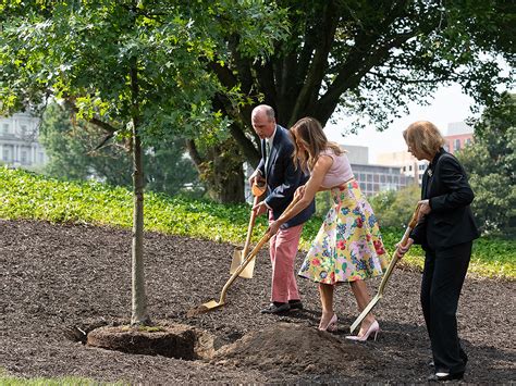 Melania Trump e seu sapato de R mil usado para plantar uma árvore
