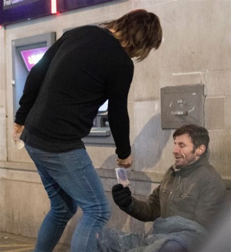 Noel Fielding Is In The Christmas Spirit As He Gives Homeless Man £20 Metro News