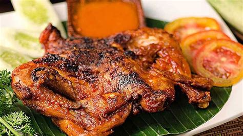 Seperti itulah ciri khas dalam penyajian ayam taliwang bakar yang asli. Resep Ayam Bakar Taliwang Pedas Khas Lombok - TIKTAK.ID