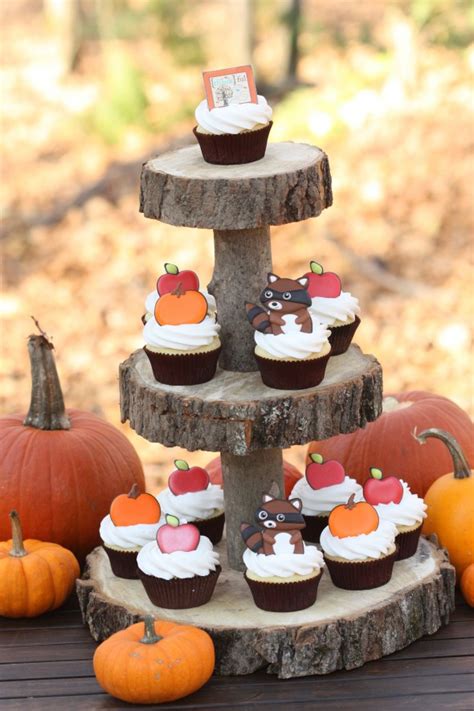 Turkeys are a popular choice, but pilgrim hats and pumpkins are also traditional choices. 22 Fall Favorite Cookie and Cupcake Recipes & Tutorials | Sweetopia