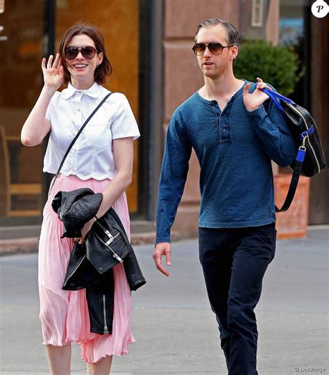 Anne Hathaway Et Son Mari Adam Shulman Se Promènent Dans Les Rues à New