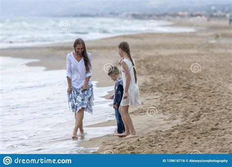 Madre Y Su Hija E Hijo En La Playa Foto De Archivo Imagen De Océano