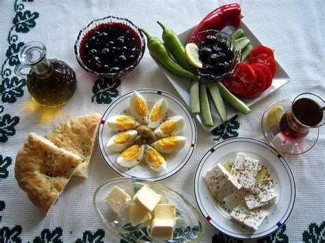 What do Turkish people drink for breakfast?