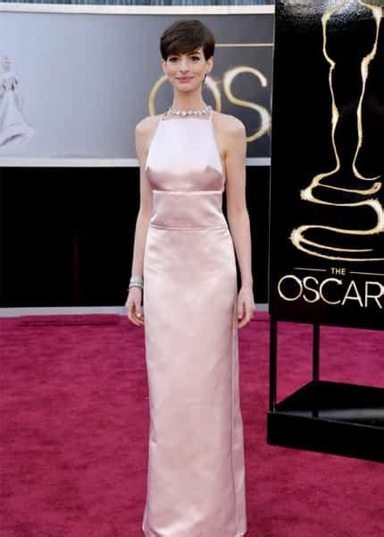 Anne Hathaway Flaunts Side Boob At Oscars Gets Nipple Twitter Handle Latest News India