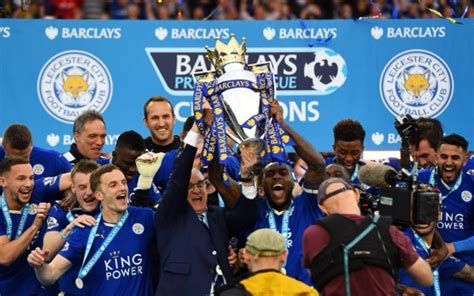 Video Leicester City Raise The Premier League Trophy As Champions