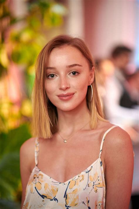 Hello and welcome to enchanting phoebe dynevor, the web's first fansite dedicated to the talented bridgerton star. PHOEBE DYNEVOR at Victoria and Albert Museum Summer Party in London 06/13/2018 - HawtCelebs