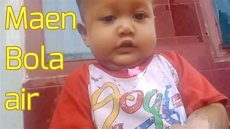 Bayi Maen Bola Air Kocak Youtube