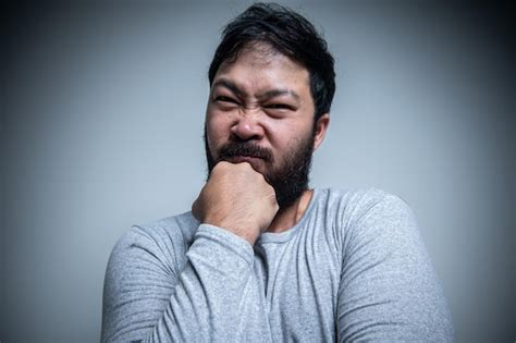 Hombre guapo asiático enojado con fondo blanco retrato de joven estrés