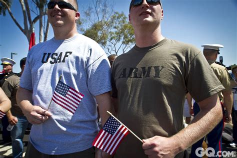 制服诱惑：美国士兵着军装参加同性恋游行话题gq男士网
