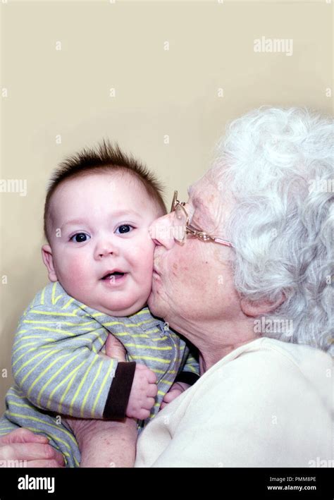 Besos Abuela Regordetes Mejillas De Un Bebé Que Está Sonriendo De