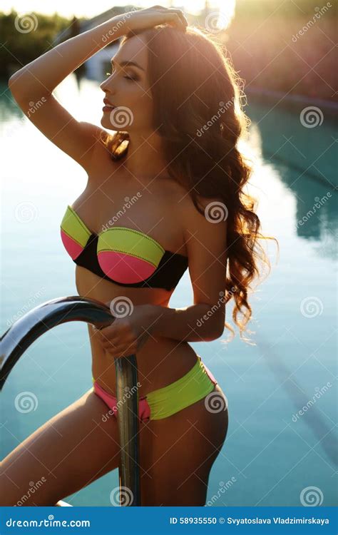 Het Mooie Sensuele Meisje Met Donker Haar Draagt Elegant Zwempak Die