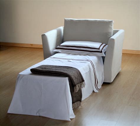 Più compatta, offre un letto sempre disponibile per gli ospiti. valery poltrona aperta rid | Poltrona letto, Divani letto ...