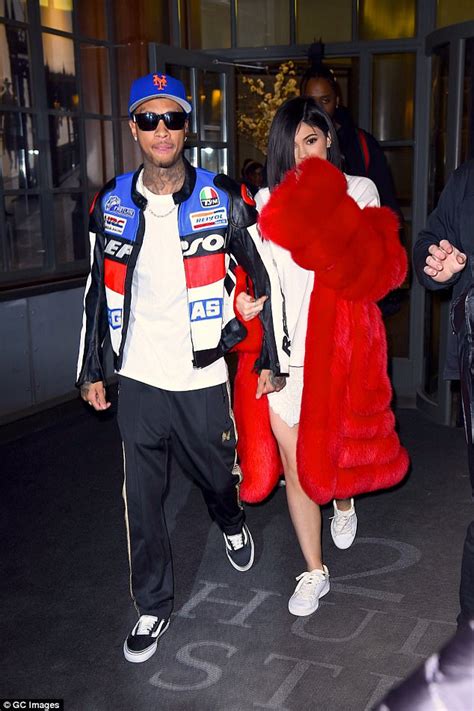 Kylie Jenner Posing Up A Storm After Tyga Moves Out Split Daily Mail