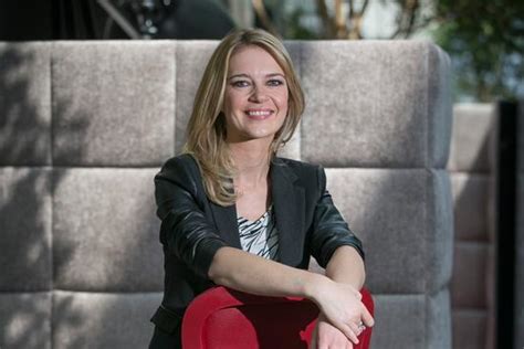 Julie werd enkele weken te vroeg geboren, maar mama en dochter stellen het goed. VTM-nieuwsanker Elke Pattyn toont voor het eerst haar ...