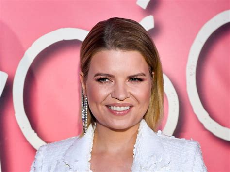 Gwiazda nie zawraca sobie głowy prostowaniem informacji, a plotek na swój temat. Marta Manowska - kim jest gwiazda TVP1? Wiek, wzrost, mąż ...