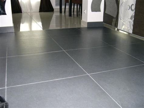 Dans un boîte il y a 0,500 m². salon carrelage gris anthracite (With images) | Tile floor ...