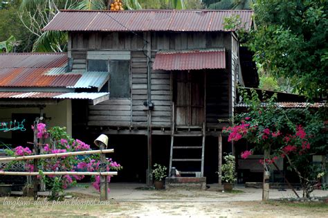 Pagar rumah minimalis seperti gambar ini sangat sering dijumpai dan memang sangat sederhana, namun tidak terkesan usang atau kampungan. Langkawi Daily Photo: January 2009