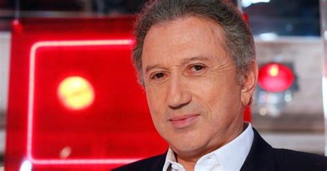 Pour le numéro du dimanche 28 avril de vivement dimanche, michel drucker reçoit m. Michel Drucker évoque son départ de Vivement Dimanche
