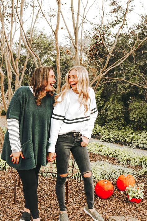 Pin By Elle On The Ogs Fall Photoshoot Cute Fall Pictures Cute Friends