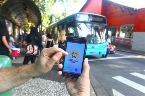 Usuários Usam Aplicativo Para Programar Viagens De ônibus E Van E São