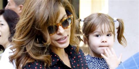 Exclusive Eva Mendes Takes Her Daughter Esmeralda Out For A Stroll In Nyc Mundo Ovo