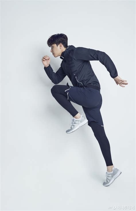 신상마켓은 동대문 도매 매장 80%, 전국 22만 소매 사업자들에게 '신마'라는 애칭으로 불리며 누적 앱 다운로드 100만회 이상을. '윤식당2' 박서준, 패션 화보 속 남다른 포즈 '역동적' | 스타일M