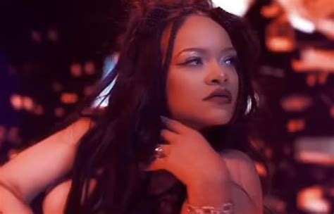 Watch Rihanna Flaunts Her Boobs And Curves In Latest Thirst Trap To