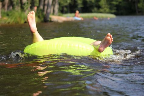 무료 이미지 남자 경치 소녀 호수 강 여름 다이빙 못 수영 어린이 헤엄 치는 사람 물새 입욕 핀란드어