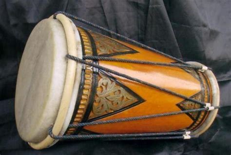 Alat musik ini terbuat dari kayu dan kulit. Kumpulan Alat Musik Daerah dan cara memainkannya - Zafran Makalah
