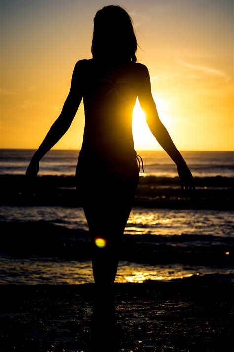 무료 이미지 바닷가 바다 집 밖의 모래 실루엣 소녀 태양 여자 해돋이 일몰 햇빛 아침 여름 황혼