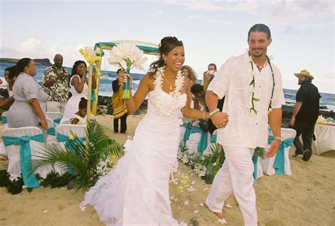 A perfect hawaii style beach wedding. Choose Hawaiian Wedding Dresses for Best Beach Wedding ...